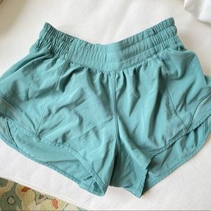 size 4 lululemon 2.5 hotty hots